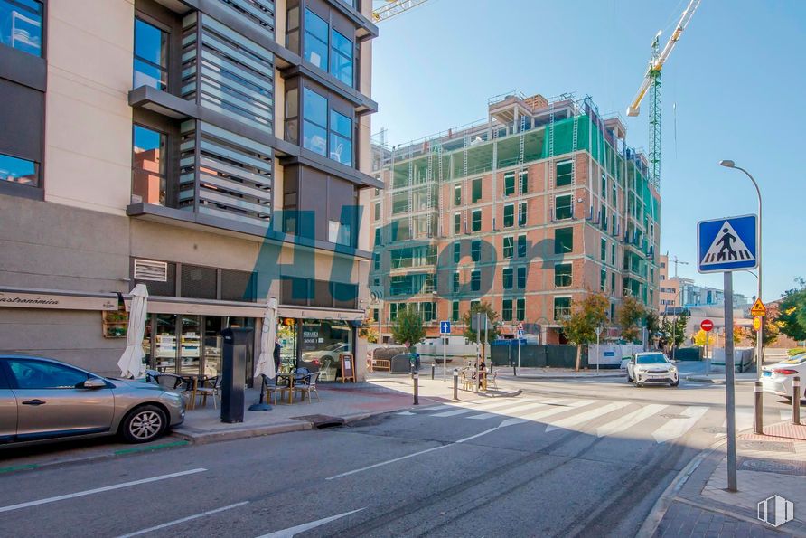 Retail for sale & for rent at Calle Barrilero, Retiro, Madrid, 28007 with car, building, window, urban area, city, apartment, neighbourhood, condominium, metropolitan area and commercial building around