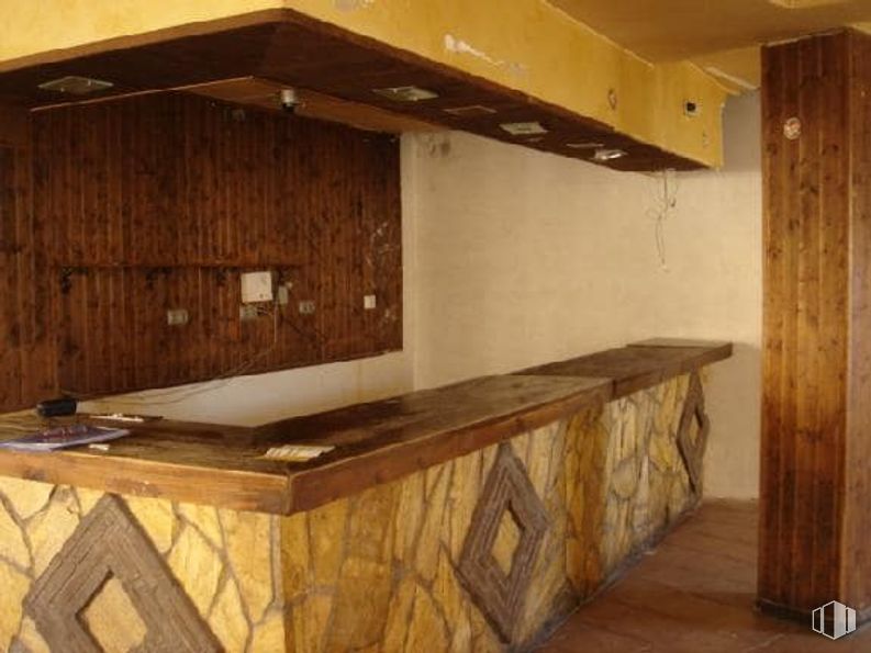 Retail for sale at Plaza Cuatro Caños, Pastrana, Guadalajara, 19100 with wood, interior design, table, wood stain, beam, floor, flooring, plank, hardwood and brickwork around