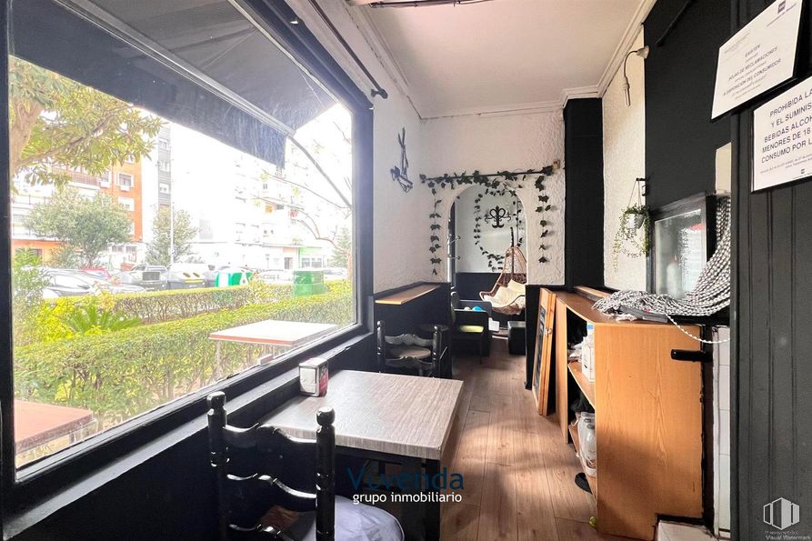 Local en alquiler en Calle Río Sella, Móstoles, Madrid, 28934 con ventana, mesa, mueble, restaurante, silla, planta de interior y mesa de cocina y comedor alrededor