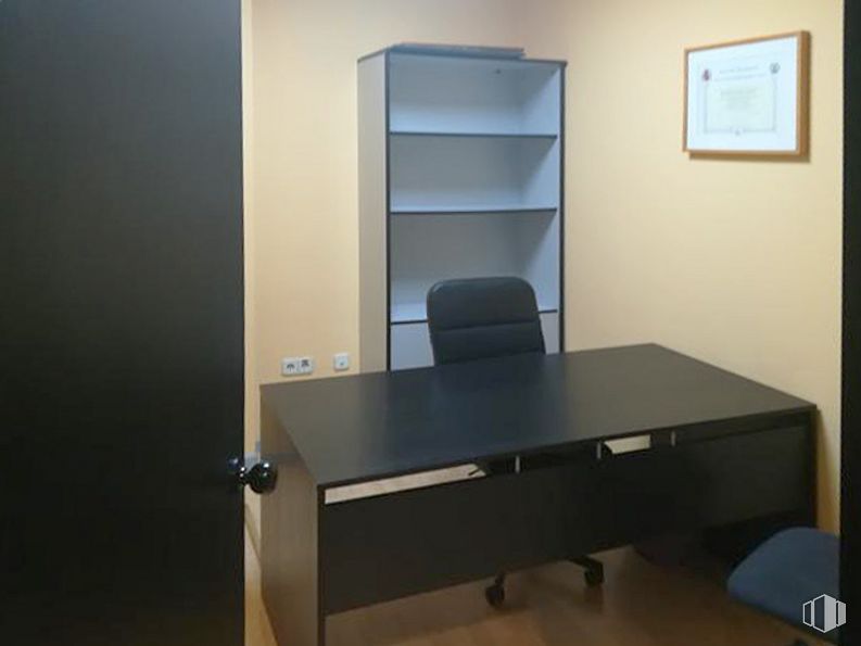 Oficina en alquiler y venta en Calle Factor, Centro, Madrid, 28013 con marco, escritorio, estantería, mesa, mueble, madera, escritorio de computadora, rectángulo, piso, tinte para madera y madera dura alrededor