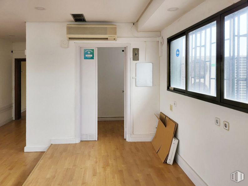 Oficina en alquiler en Calle Tierra de Barros, 2, Coslada, Madrid, 28820 con ventana, edificio, accesorio, madera, suelos, hall, puerta, casa, madera dura y vidrio alrededor