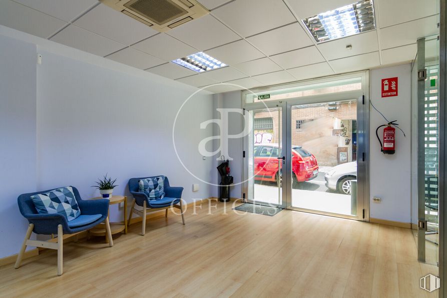 Oficina en venta en Calle Margaritas, Tetuán, Madrid, 28039 con silla, persiana de la ventana, mesa, neumático, rueda, suelos, interiorismo, diseño automovilístico, suelo y madera alrededor