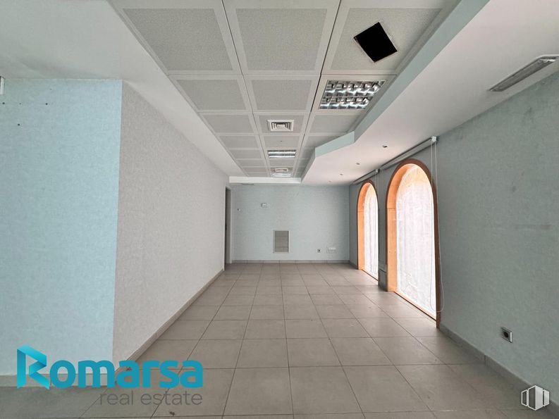 Retail for rent at Calle San Millán, Ávila, 05001 with fixture, hall, building, floor, flooring, ceiling, composite material, room, daylighting and rectangle around