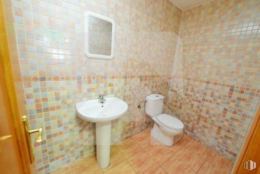 Local en venta en Zona Centro, Valdemoro, Madrid, 28341 con inodoro, fregadero, espejo, marrón, grifo, propiedad, accesorio de plomería, lavabo de baño, edificio y baño alrededor