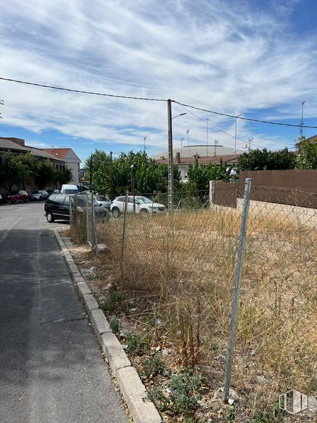 Land for sale at Calle Peralosa, Valdemorillo, Madrid, 28210 with car, building, cloud, sky, plant, road surface, asphalt, vehicle, land lot and tree around