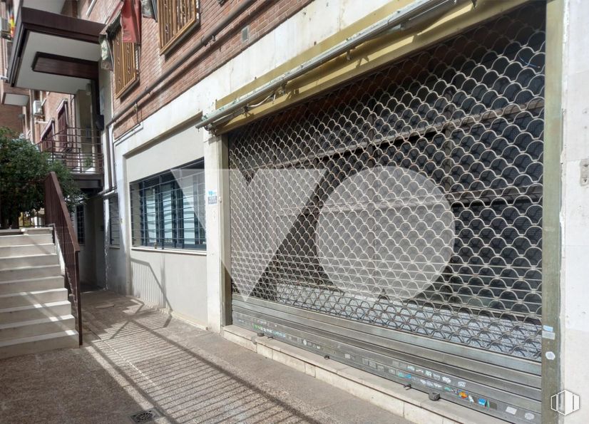 Local en venta en Plaza Ciudad de Salta, Ciudad Lineal, Madrid, 28043 con ventana, malla, accesorio, edificio, pared, material compuesto, gas, fachada, madera y superficie de la carretera alrededor