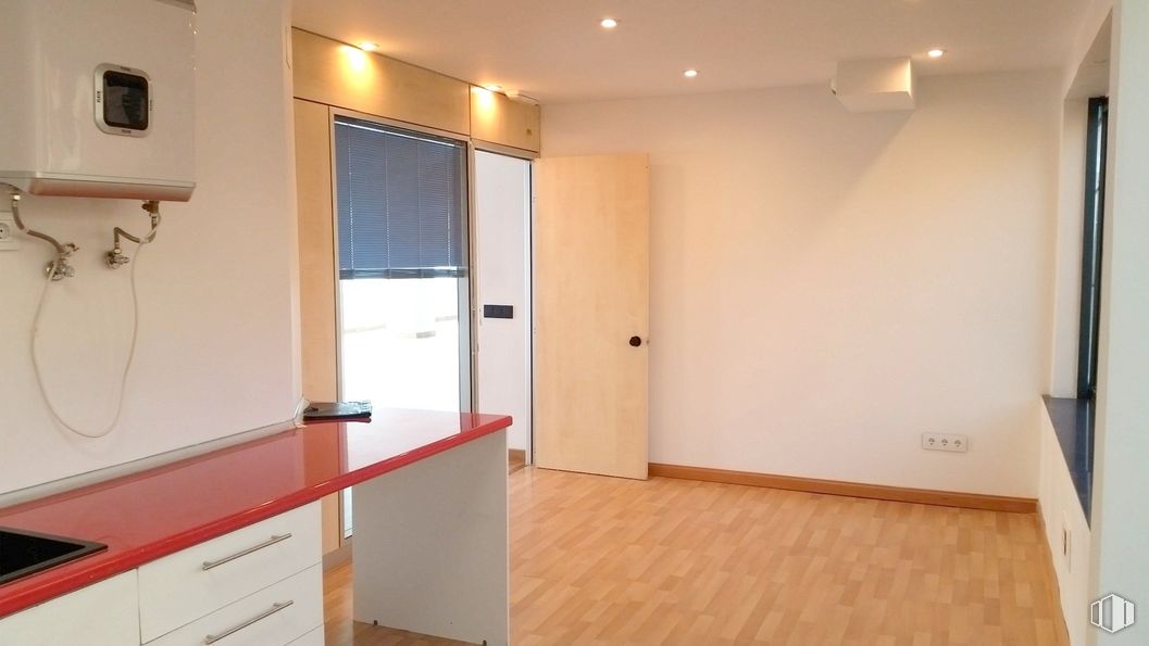 Oficina en alquiler en Zona Tetuán, Tetuán, Madrid, 28020 con encimera, mediante, propiedad, accesorio, madera, diseño de interiores, suelo, piso, pared, entrada y bienes raíces alrededor