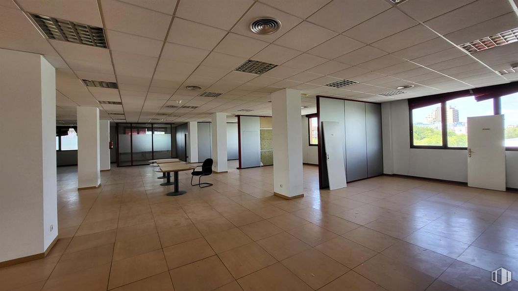 Oficina en alquiler en Calle Albasanz, San Blas - Canillejas, Madrid, 28037 con ventana, accesorio, hall, suelo, suelos, suelo de baldosas, madera, evento, espacio y vidrio alrededor