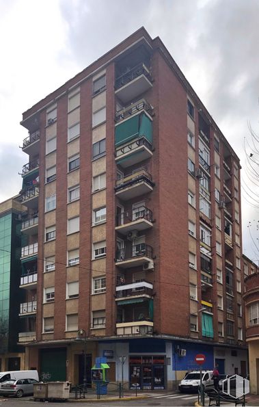 Retail for sale at Paseo Estación, 23, Talavera de la Reina, Toledo, 45600 with building, car, cloud, sky, wheel, window, tire, infrastructure, tower block and urban design around