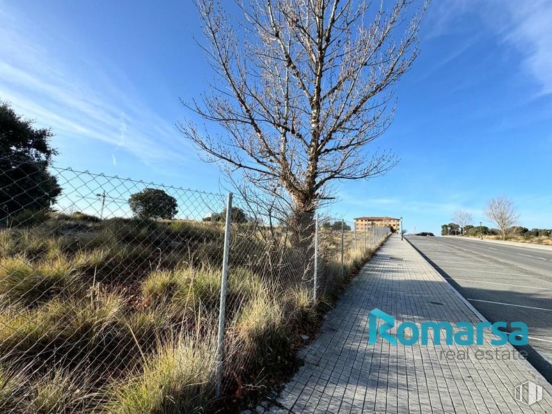 Land for sale at Calle Zurra, 1, Ávila, 05004 with cloud, sky, plant, azure, natural landscape, tree, road surface, land lot, asphalt and sunlight around