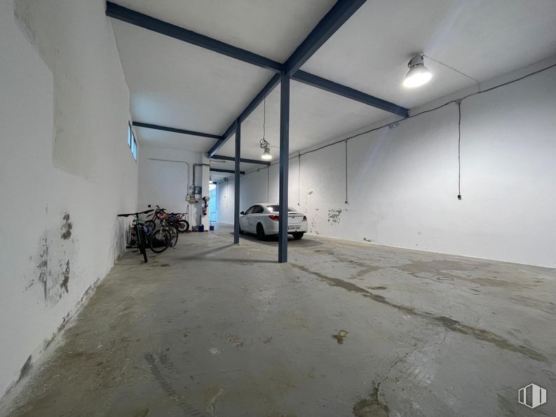 Nave en alquiler y venta en Calle Calvario, 1, Morata de Tajuña, Madrid, 28530 con coche, neumático, rueda, vehículo, diseño automovilístico, accesorio, suelo, hall, suelos y rueda de bicicleta alrededor