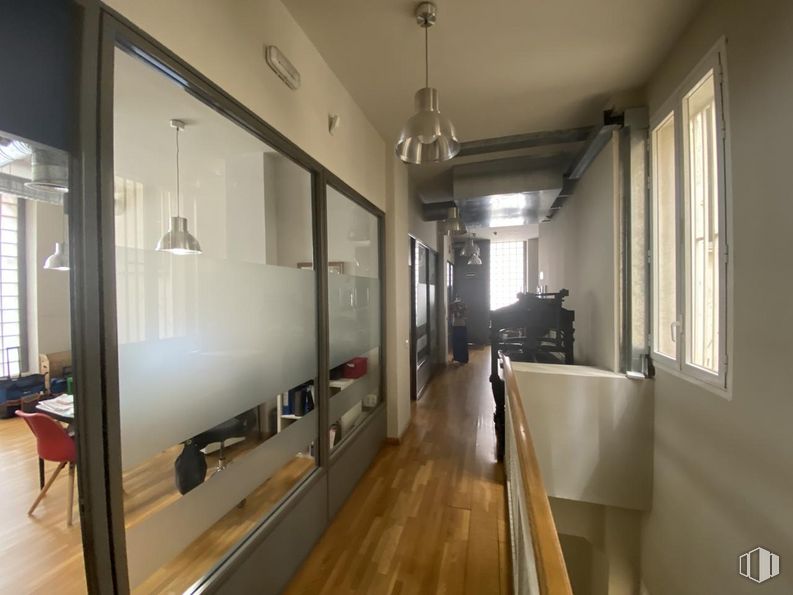 Local en alquiler y venta en Calle Duque de Sevilla, Chamartín, Madrid, 28002 con alumbrado, silla, accesorio, madera, interiorismo, edificio, suelo, pasillo, ventana y piso alrededor