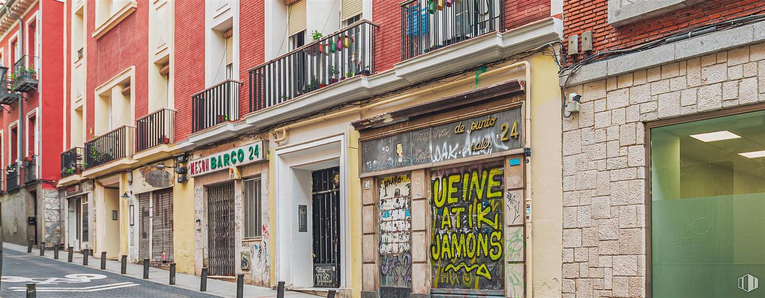 Retail for sale at Calle Barco, Centro, Madrid, 28004 with daytime, building, window, fixture, door, architecture, neighbourhood, font, wall and line around