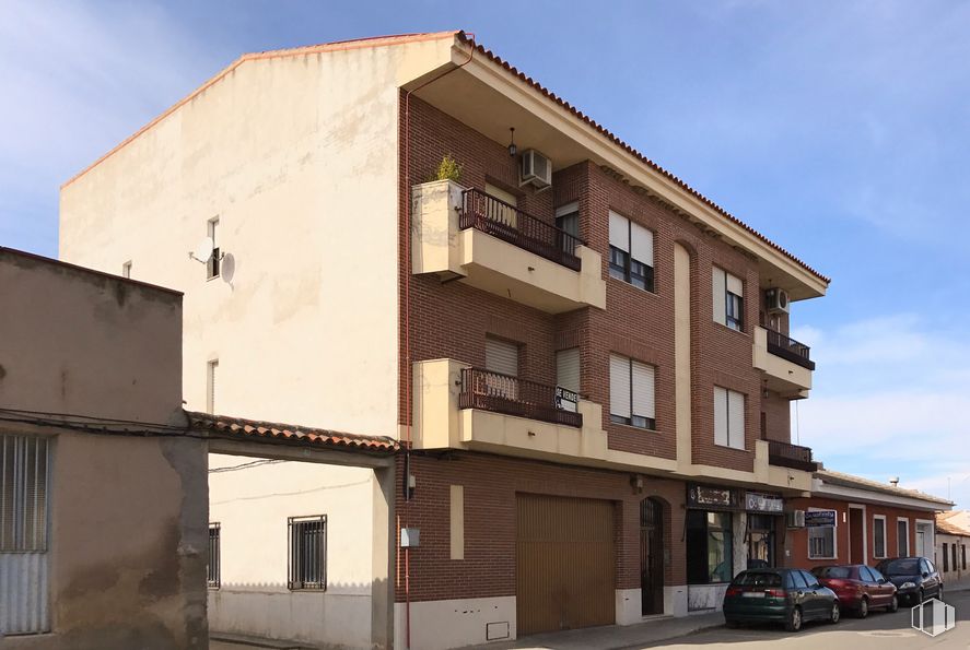 Retail for sale & for rent at Calle Toledo, 67, Sonseca, Toledo, 45100 with car, sky, property, building, window, urban design, wood, neighbourhood, cloud and residential area around