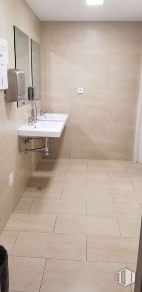 Office for rent at Zona Yucatán, Las Rozas de Madrid, Madrid, 28231 with sink, brown, tap, plumbing fixture, bathroom sink, bathroom, tile flooring, rectangle, fluid and flooring around