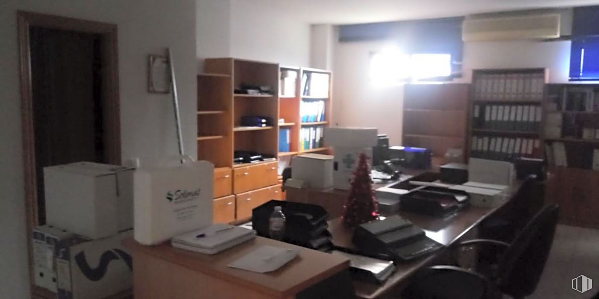 Office for rent at Avenida Irlanda, Toledo, 45005 with luggage & bags, packaged goods, building, shelf, computer desk, bookcase, table, desk, shelving and computer monitor around