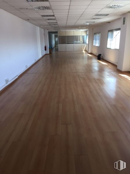 Nave en venta en Calle Moreras, 1, Ciempozuelos, Madrid, 28350 con ventana, accesorio, madera, edificio, pasillo, suelo, piso, suelos laminados, tinte para madera y beige alrededor