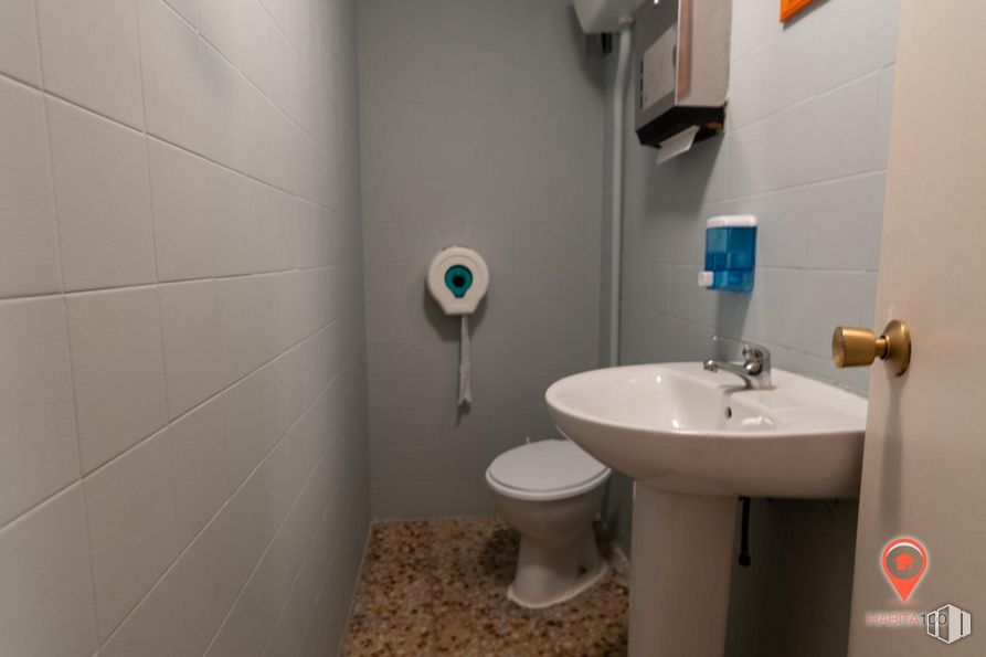 Retail for rent at Calle San Damián, Cuenca, 16002 with sink, toilet, plumbing fixture, tap, bathroom sink, bathroom, toilet seat, building, purple and house around