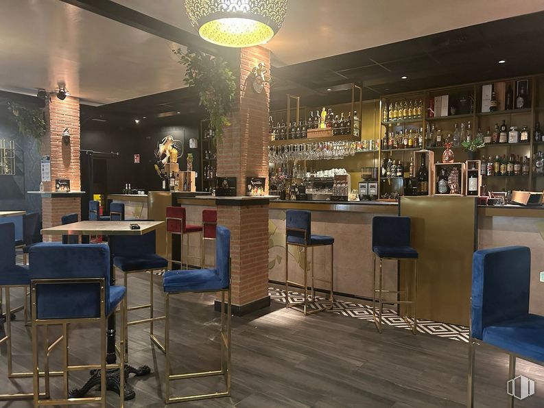 Retail for rent at Calle Eras, Aranjuez, Madrid, 28300 with chair, lighting, furniture, building, table, interior design, barware, floor, flooring and drinking establishment around