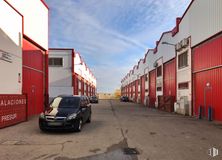 Industrial for sale at Polígono Industrial Valmor, Valdemoro, Madrid, 28341 with car, building, house, automotive parking light, cloud, tire, sky, vehicle, automotive lighting and motor vehicle around