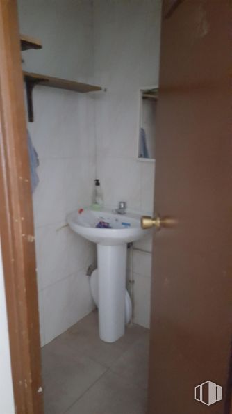 Retail for sale at Calle Cerrillo San Roque, Talavera de la Reina, Toledo, 45600 with sink, wall, floor, flooring, plumbing fixture, room, bathroom, plumbing, toilet and tile around