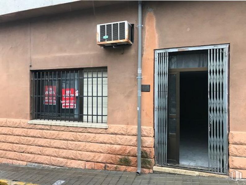 Retail for sale at Calle Juan de Austria, 6, Arenas de San Pedro, Ávila, 05400 with window, door, property, fixture, wood, building, wall, rectangle, real estate and facade around