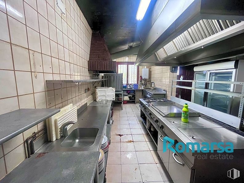 Retail for sale & for rent at Valle de Amblés, Muñogalindo, Ávila, 05530 with sink, countertop, window, fixture, interior design, flooring, urban design, building, metropolitan area and ceiling around