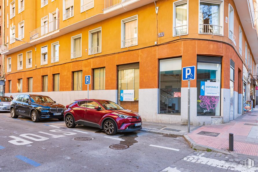 Retail for sale & for rent at Calle Marqués de Urquijo, Moncloa - Aravaca, Madrid, 28008 with car, building, window, tire, wheel, vehicle, automotive design, automotive lighting, motor vehicle and mode of transport around