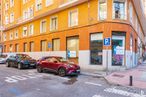 Retail for sale & for rent at Calle Marqués de Urquijo, Moncloa - Aravaca, Madrid, 28008 with car, building, window, tire, wheel, vehicle, automotive design, automotive lighting, motor vehicle and mode of transport around