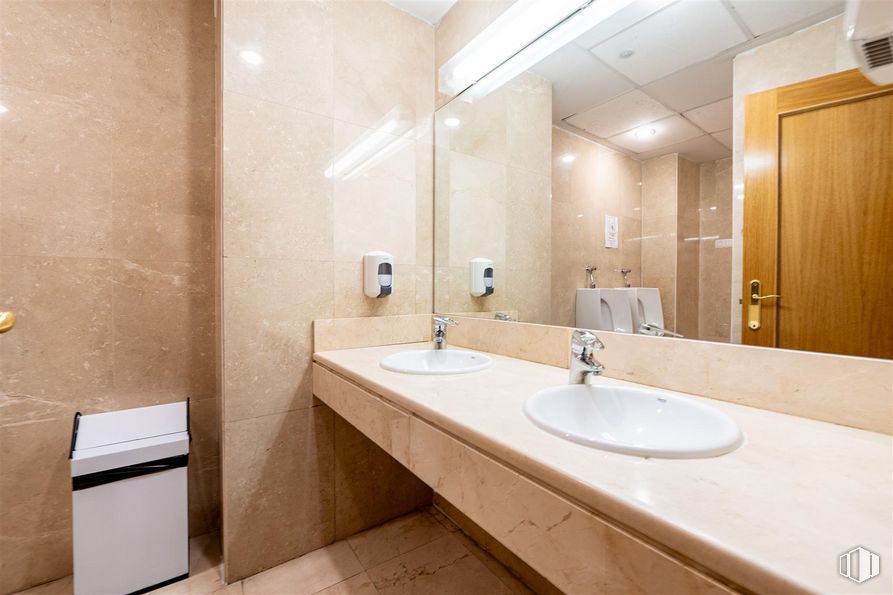 Office for sale at Calle Mahón, Las Rozas de Madrid, Madrid, 28230 with sink, bathroom cabinet, mirror, brown, tap, plumbing fixture, bathroom sink, property, bathroom and interior design around