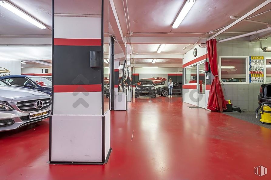 Retail for sale at Calle López Mezquía, 9, Carabanchel, Madrid, 28019 with car, light fixture, lighting, automotive parking light, tire, building, vehicle, hood, wheel and automotive tire around