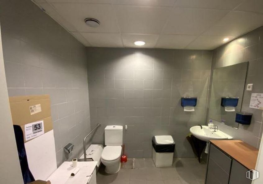 Retail for sale & for rent at Calle Valdemoro, Getafe, Madrid, 28901 with toilet, sink, property, table, building, interior design, floor, fixture, space and desk around