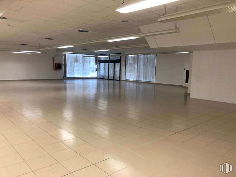 Retail for sale & for rent at Calle Toledo, 17, Sonseca, Toledo, 45100 with property, fixture, hall, flooring, floor, tile flooring, building, ceiling, wood and glass around