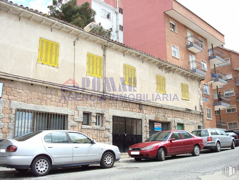 Retail for rent at Calle Batalla de Teruel, Ávila, 05001 with car, wheel, tire, building, automotive parking light, land vehicle, vehicle, automotive side marker light, window and property around