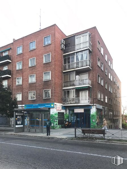 Retail for sale at Paseo Extremadura, La Latina, Madrid, 28011 with building, bench, sky, window, condominium, street light, urban design, tower block, facade and house around