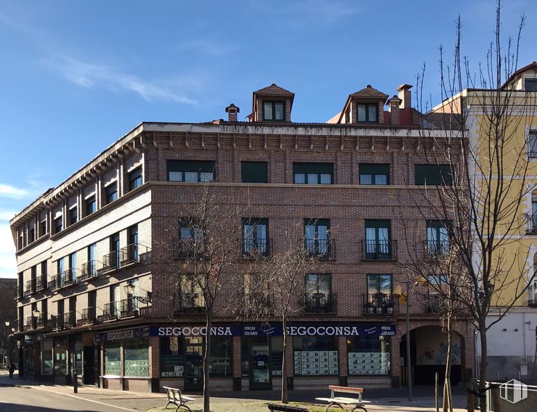 Local en alquiler en Calle Buitrago, Segovia, 40005 con edificio, cielo, ventana, nube, diseño urbano, condominio, árbol, edificio comercial, zona residencial y fachada alrededor