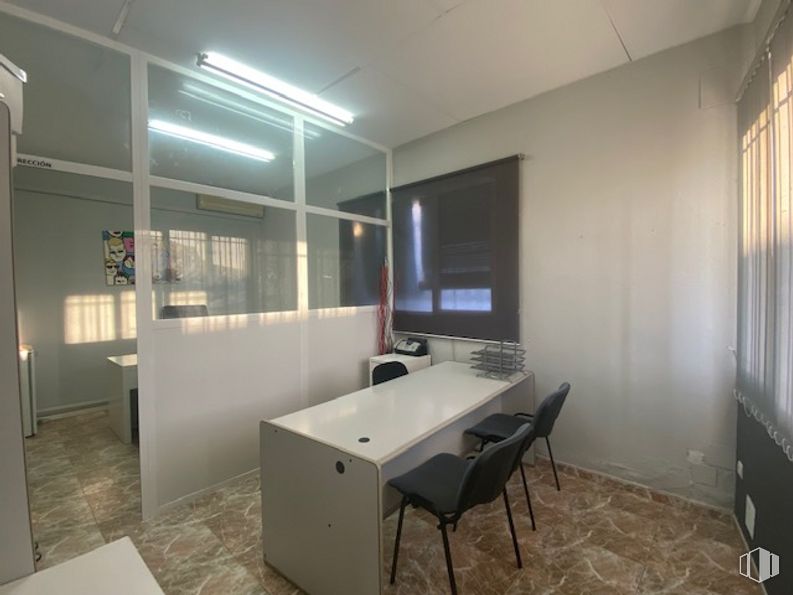 Retail for rent at Calle Escuelas, Sonseca, Toledo, 45100 with chair, table, lighting, property, building, interior design, flooring, floor, hall and wall around