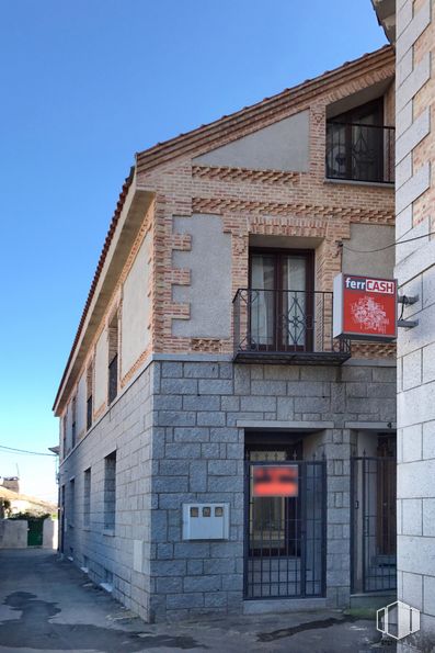 Retail for rent at Calle Visitación, 4, Chapinería, Madrid, 28694 with window, house, building, sky, fixture, wood, door, brick, brickwork and residential area around