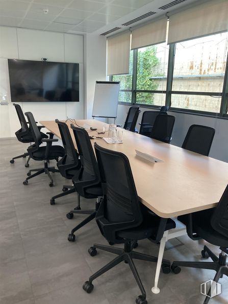 Office for sale at Avenida Institución Libre de Enseñanza, 37 C, San Blas - Canillejas, Madrid, 28037 with chair, television, window, table top, furniture, table, office chair, interior design, desk and flooring around