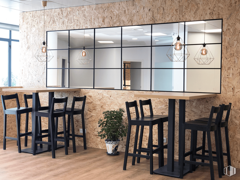 Oficina en alquiler en Calle Limonero, 22, Tetuán, Madrid, 28020 con silla, alumbrado, planta de interior, mueble, propiedad, mesa, madera, diseño de interiores, suelo y rectángulo alrededor