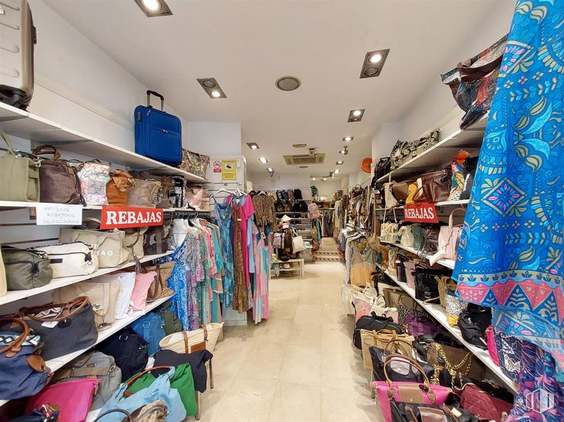 Retail for sale & for rent at Calle Alcalá, 402, Ciudad Lineal, Madrid, 28027 with luggage & bags, bag, furniture, shelf, customer, shelving, retail, service, trade and selling around