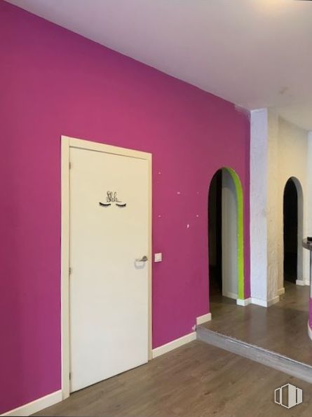 Local en alquiler en Calle Príncipe Don Juan Carlos, 4, Alcorcón, Madrid, 28924 con puerta, edificio, morado, accesorio, madera, interiorismo, casa, pintura, rosa y violeta alrededor