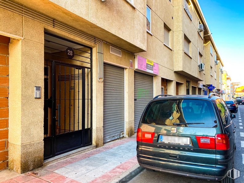 Retail for sale at Calle Toledo, 28, Azuqueca de Henares, Guadalajara, 19200 with car, land vehicle, vehicle registration plate, building, property, blue, vehicle, automotive tail & brake light, automotive lighting and window around