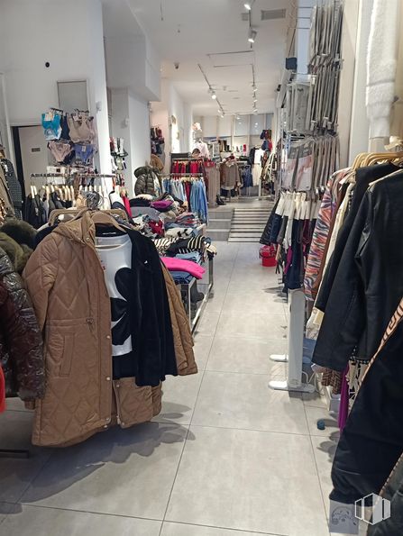 Retail for rent at Calle Ponferrada, 22, Fuencarral - El Pardo, Madrid, 28029 with outerwear, retail, boutique, clothes hanger, denim, outlet store, closet, shopping mall and collection around