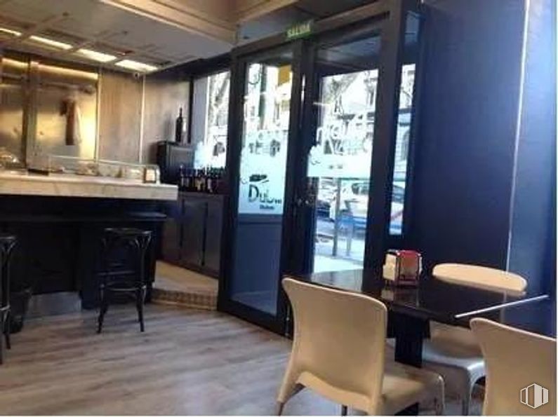 Local en alquiler en Calle Princesa, Moncloa - Aravaca, Madrid, 28008 con silla, mesa de cocina y comedor, propiedad, mueble, madera, interiorismo, suelo, ebanistería, suelos y pared alrededor