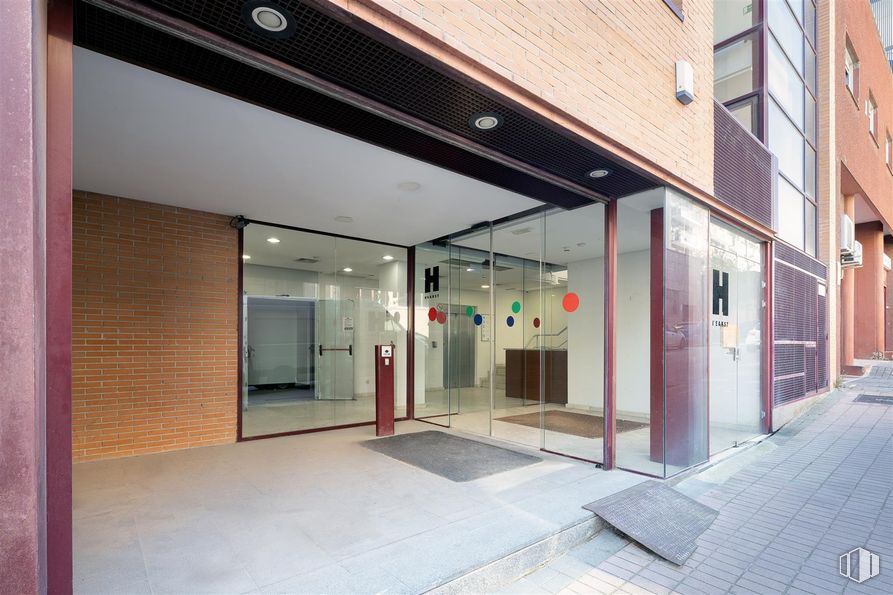 Oficina en alquiler en Calle Lezama, 20, Fuencarral - El Pardo, Madrid, 28034 con puerta, edificio, interiorismo, suelos, suelo, accesorio, edificio comercial, fachada, condominio y hormigón alrededor