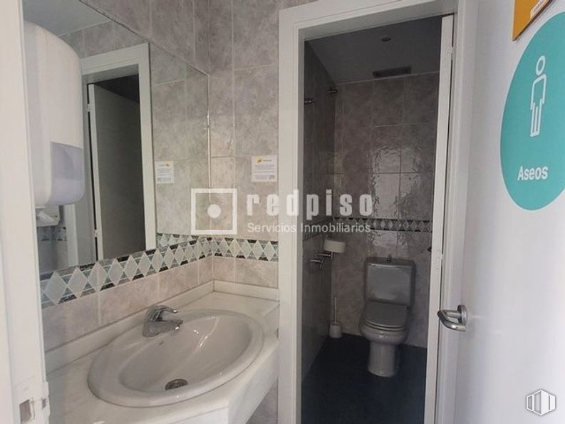 Local en alquiler en Calle Porto Lagos, Alcorcón, Madrid, 28924 con inodoro, fregadero, espejo, grifo, accesorios de fontanería, propiedad, lavabo, accesorio, edificio y cuarto de baño alrededor