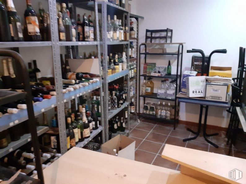 Local en venta en Zona Arguelles, Moncloa - Aravaca, Madrid, 28008 con mueble, botellero, botella, estantería, estante, gafas, botella de vidrio, venta al por menor, bebida alcohólica y beber alrededor