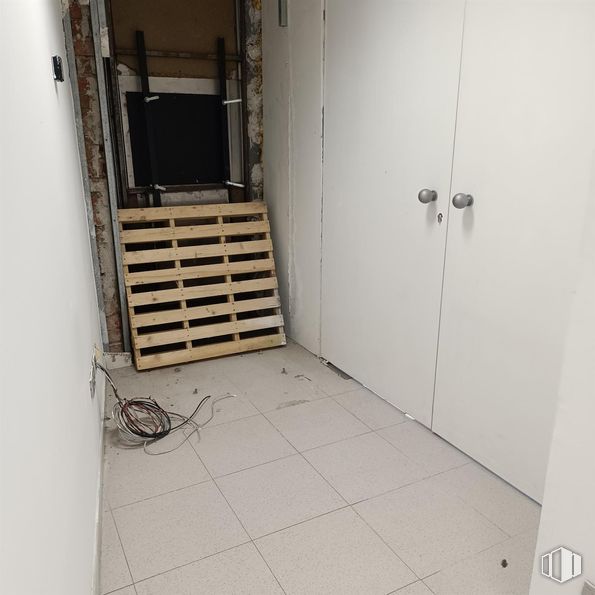 Retail for rent at Zona céntrica, Móstoles, Madrid, 28931 with wardrobe, fixture, wall, floor, flooring, gas, electrical wiring, composite material, wood and door around