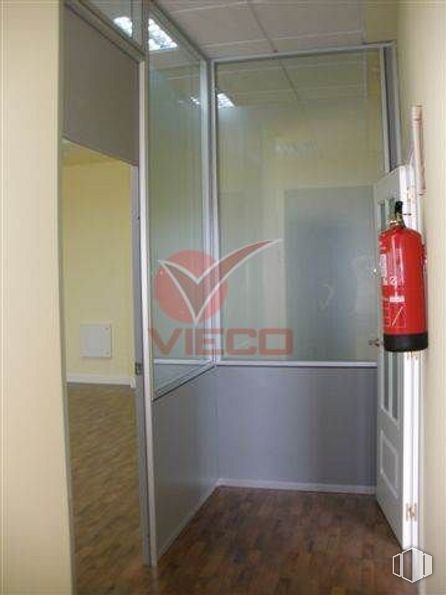 Retail for sale & for rent at Zona Avenida Rey Juan Carlos I, Cuenca, 16004 with fire extinguisher, building, fixture, wood, house, floor, flooring, door, gas and glass around